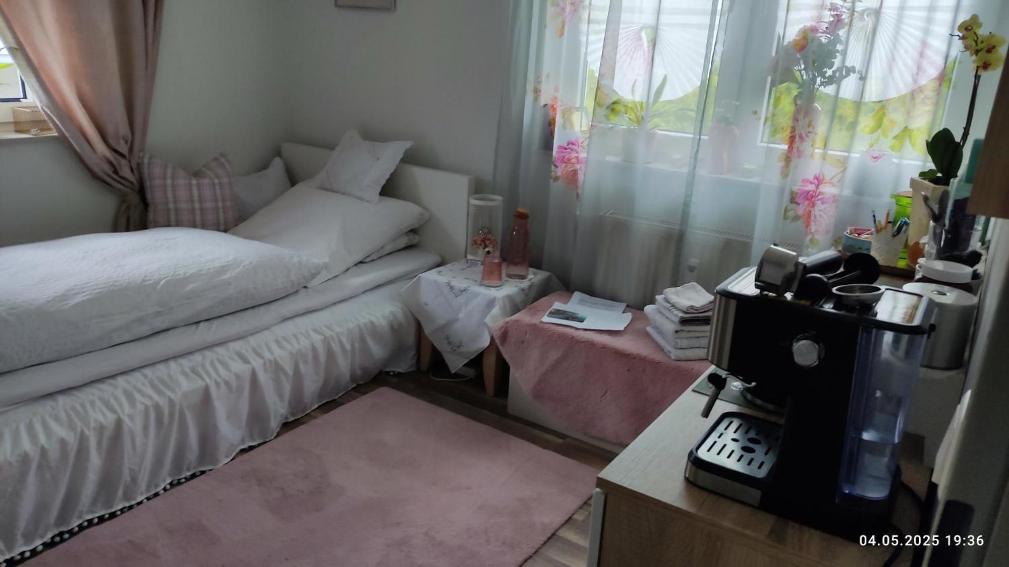 Gemuetliches Einzelzimmer Frisch Renoviert , Late Check In Moeglich Kwatera prywatna *